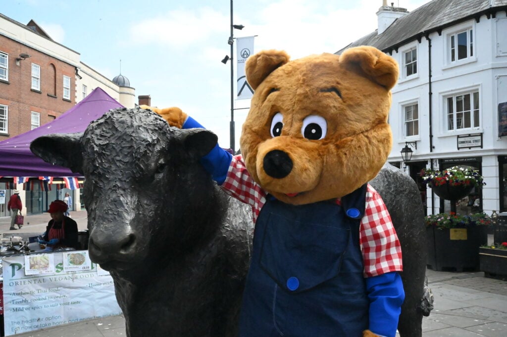 Benny Bear in Hight Town with the bull statue