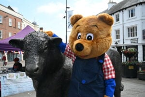 Benny Bear in Hight Town with the bull statue